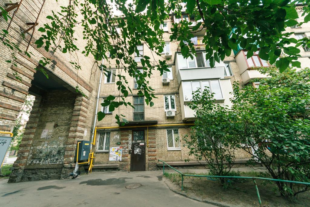 Apartment On Hryhoriia Chuprynky Kiev Buitenkant foto