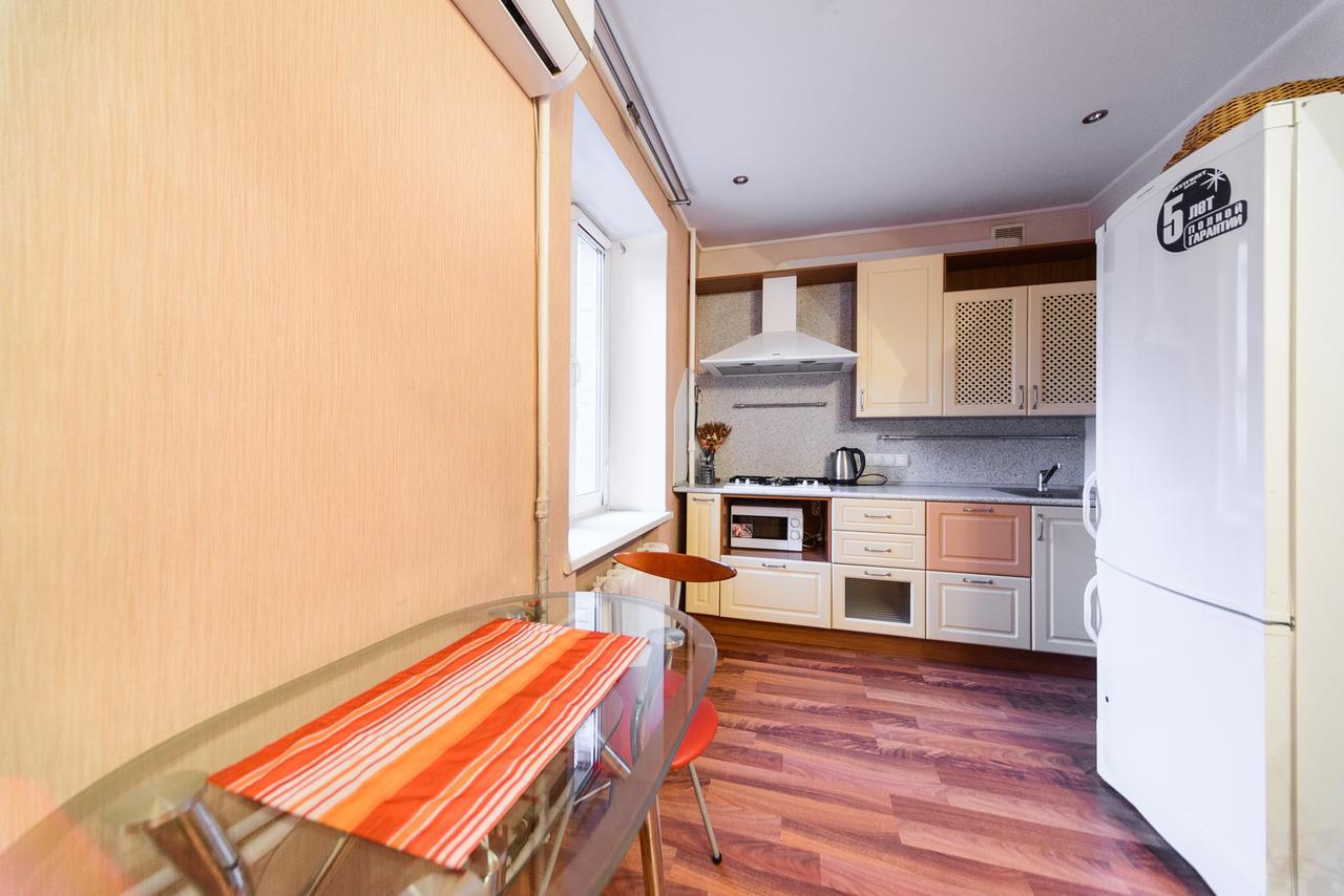 Apartment On Hryhoriia Chuprynky Kiev Buitenkant foto