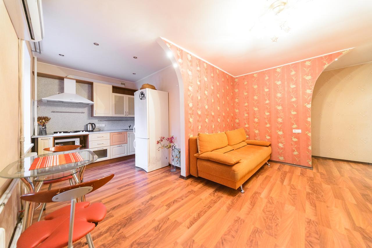 Apartment On Hryhoriia Chuprynky Kiev Buitenkant foto