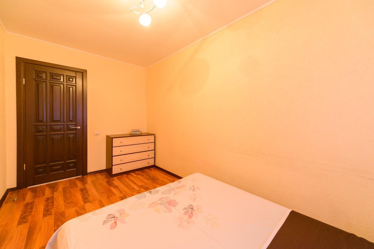 Apartment On Hryhoriia Chuprynky Kiev Buitenkant foto
