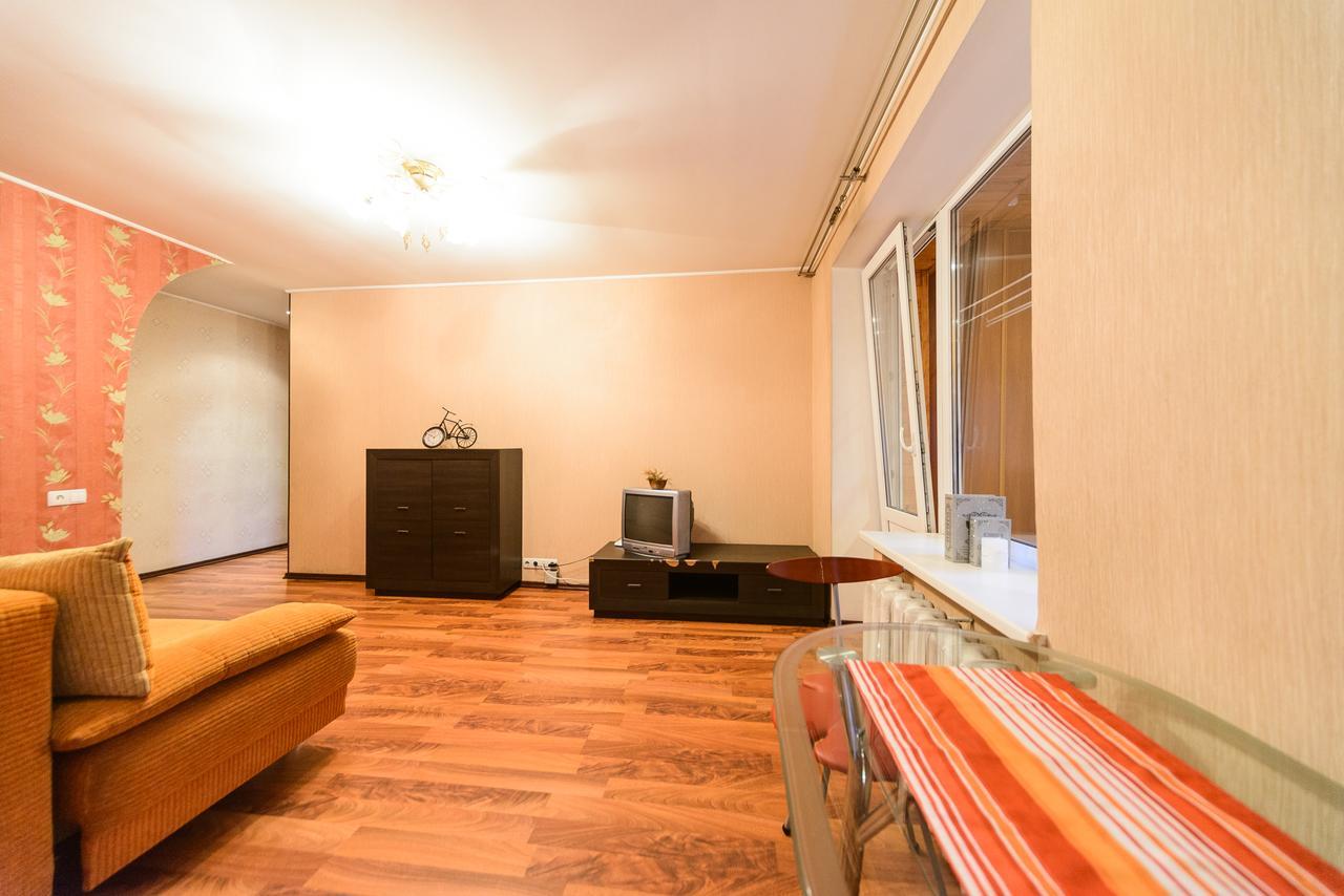 Apartment On Hryhoriia Chuprynky Kiev Buitenkant foto
