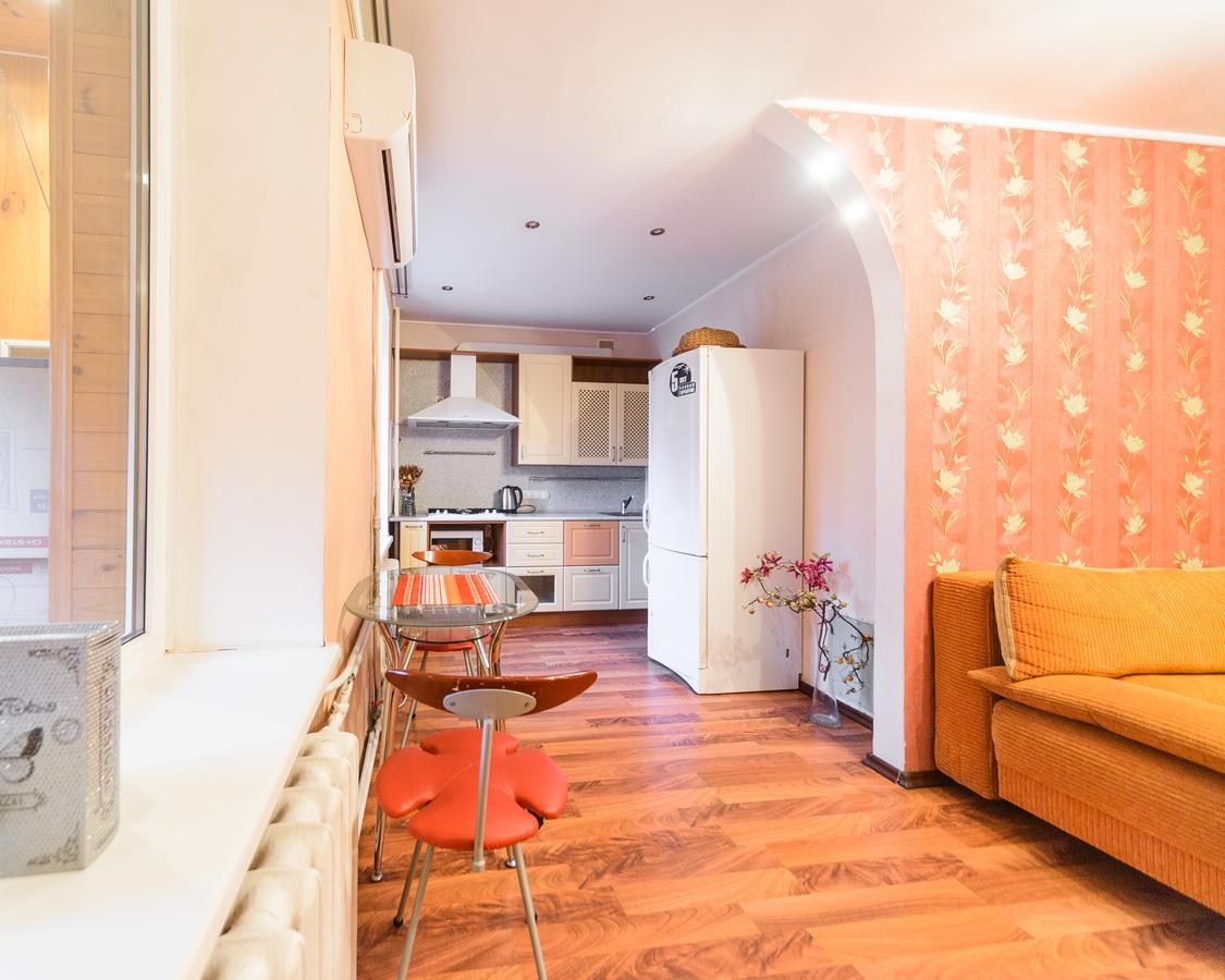 Apartment On Hryhoriia Chuprynky Kiev Buitenkant foto